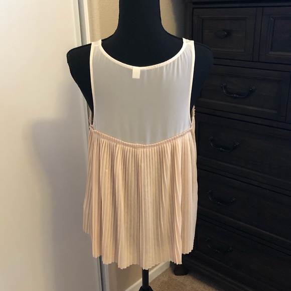 Cream and White Pleated Accordion Sweetheart Tank - Picture 2 of 9